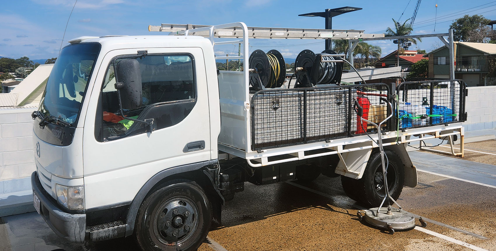 Fully-equipped truck with pressure cleaning equipment