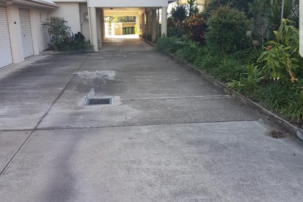 Dirty house driveway before photo