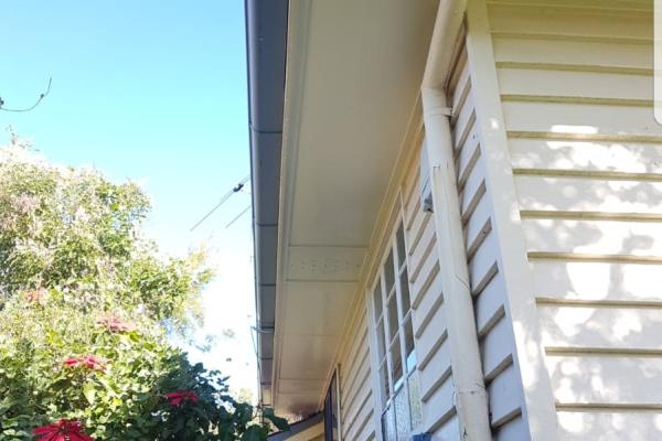 Clean old Queenslander home after pressure washing