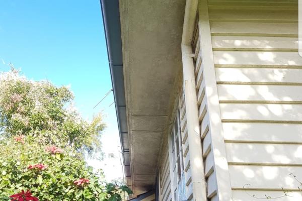 Dirty old Queenslander home before pressure washing
