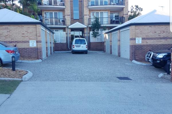 Clean townhouse exterior after pressure cleaning photo